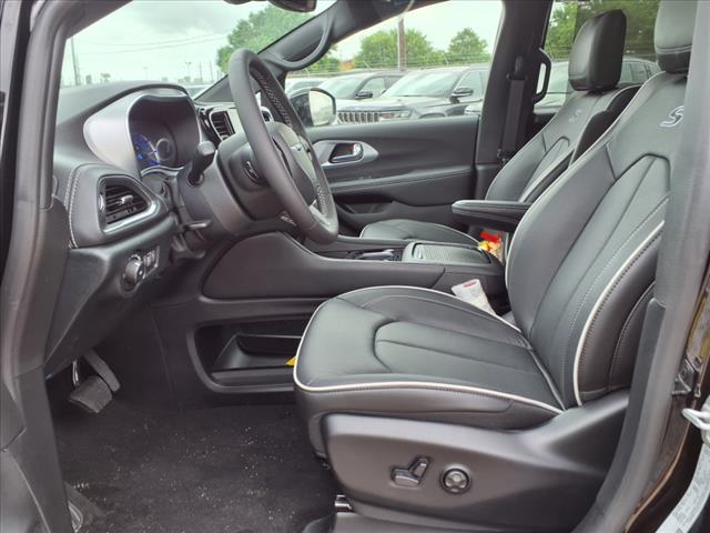 2025 Chrysler Pacifica Plug-In Hybrid Premium S Appearance