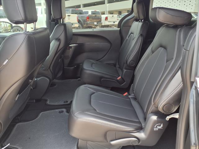 2025 Chrysler Voyager LX