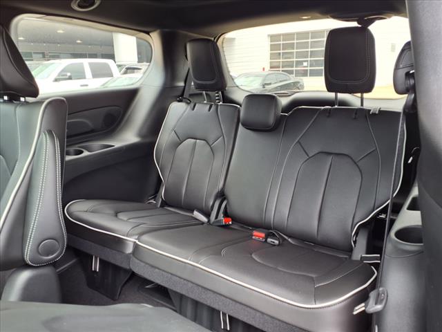 2025 Chrysler Pacifica Plug-In Hybrid Premium S Appearance