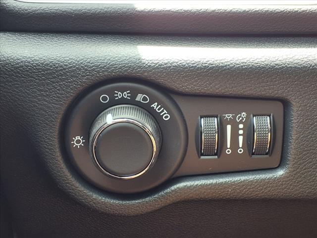 2025 Chrysler Voyager LX