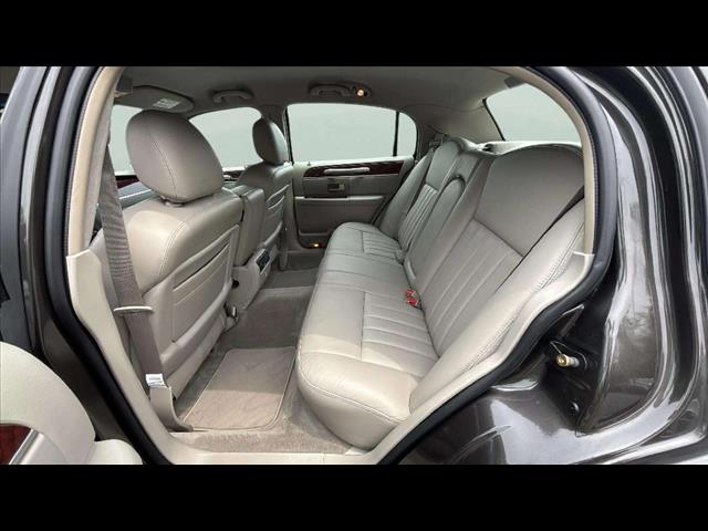 2005 Lincoln Town Car Signature - Photo 11