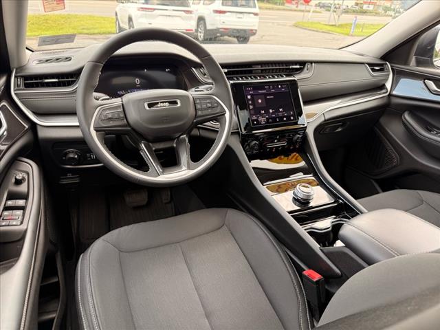 2023 Jeep Grand Cherokee LAREDO 4X4