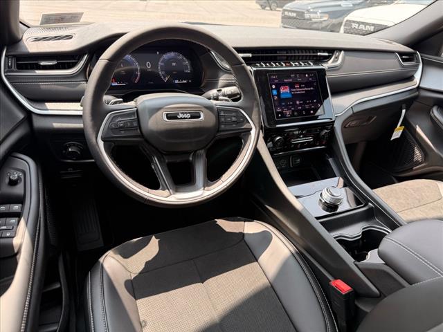 2025 Jeep Grand Cherokee L LAREDO X 4X4
