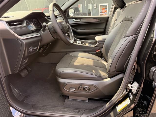 2025 Jeep Grand Cherokee L LAREDO X 4X4