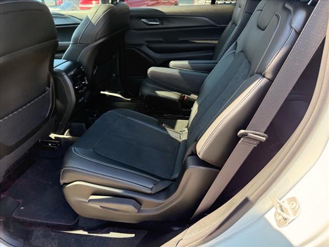 2025 Jeep Grand Cherokee L LAREDO X 4X4
