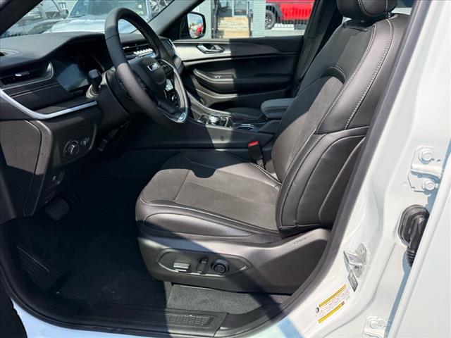2025 Jeep Grand Cherokee L LAREDO X 4X4