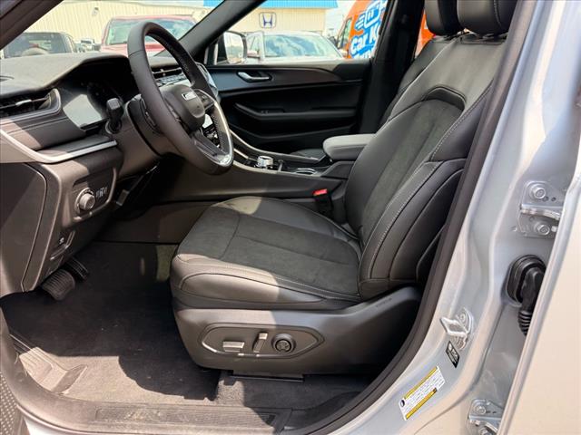 2025 Jeep Grand Cherokee L LAREDO X 4X4