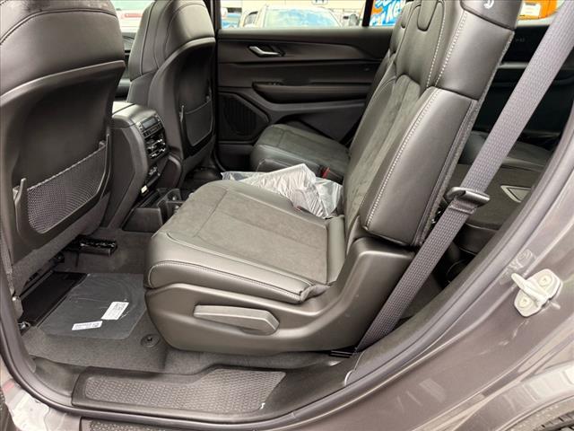 2025 Jeep Grand Cherokee L LAREDO X 4X4