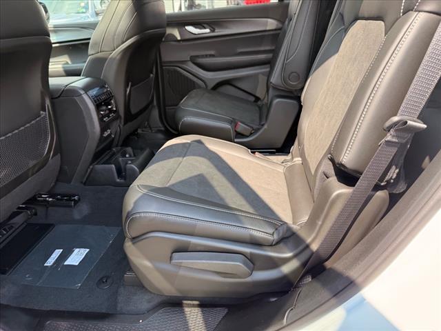 2025 Jeep Grand Cherokee L LAREDO X 4X4
