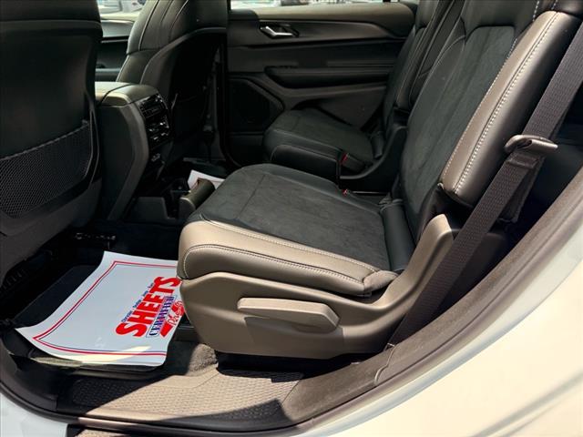 2025 Jeep Grand Cherokee L LAREDO X 4X4