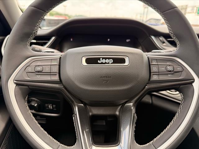 2023 Jeep Grand Cherokee LAREDO 4X4