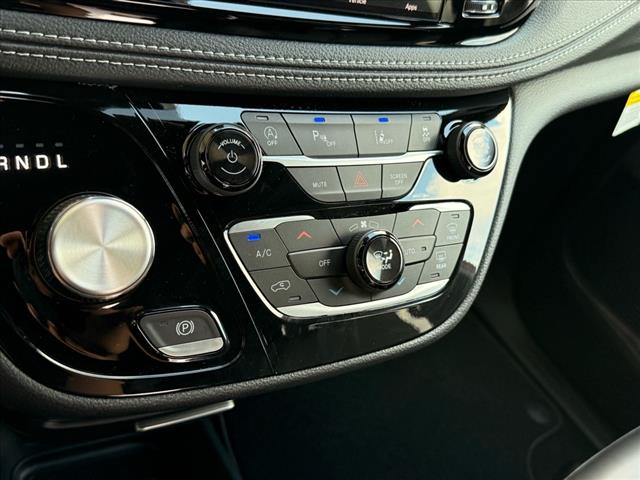 2026 Chrysler Pacifica SELECT FWD