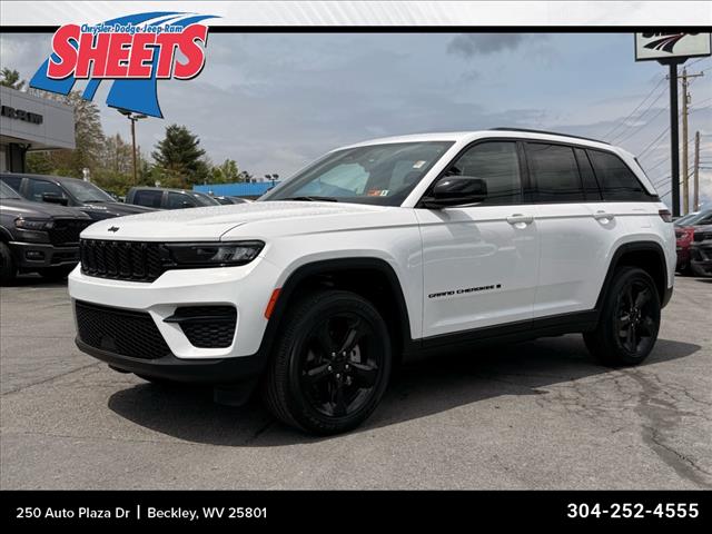 2025 Jeep Grand Cherokee LAREDO X 4X4