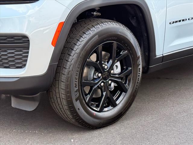 2025 Jeep Grand Cherokee LAREDO X 4X4