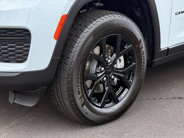 2025 Jeep Grand Cherokee LAREDO X 4X4