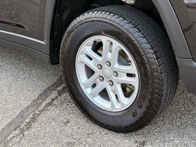 2023 Jeep Grand Cherokee LAREDO 4X4