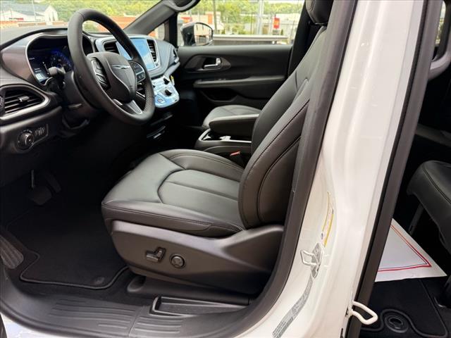 2026 Chrysler Pacifica SELECT FWD