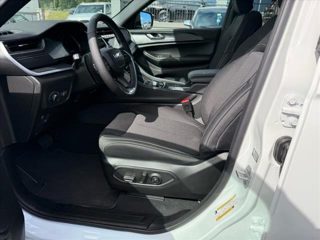 2025 Jeep Grand Cherokee LAREDO X 4X4
