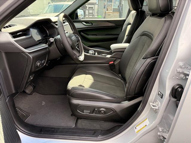2025 Jeep Grand Cherokee LAREDO X 4X4