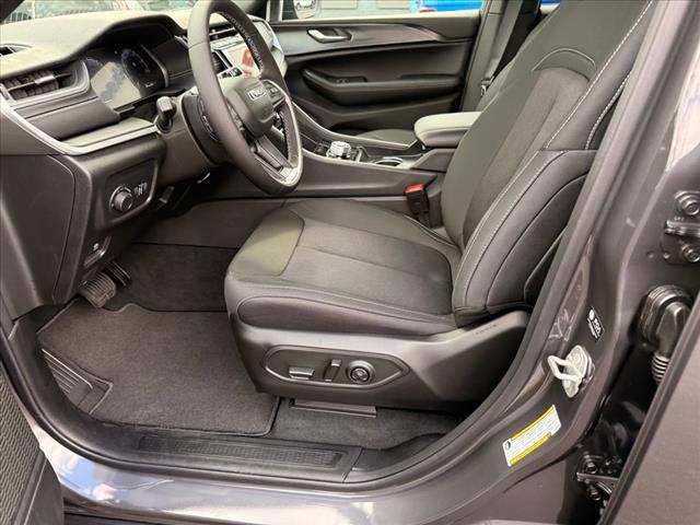 2025 Jeep Grand Cherokee LAREDO X 4X4