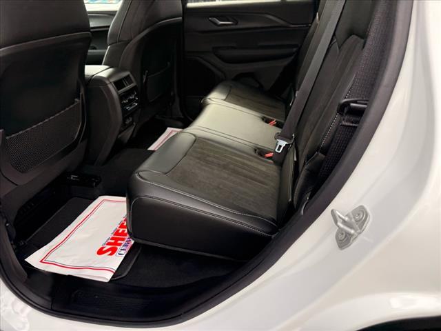 2025 Jeep Grand Cherokee LAREDO X 4X4