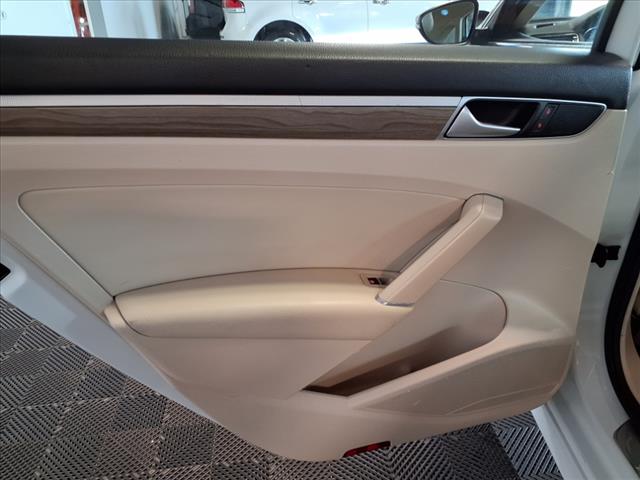 2016 Volkswagen Passat V6 SEL Premium