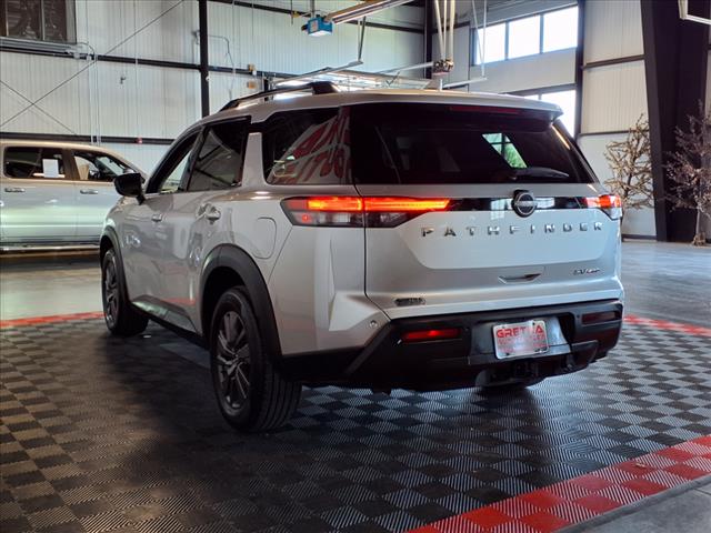 2022 Nissan Pathfinder SV