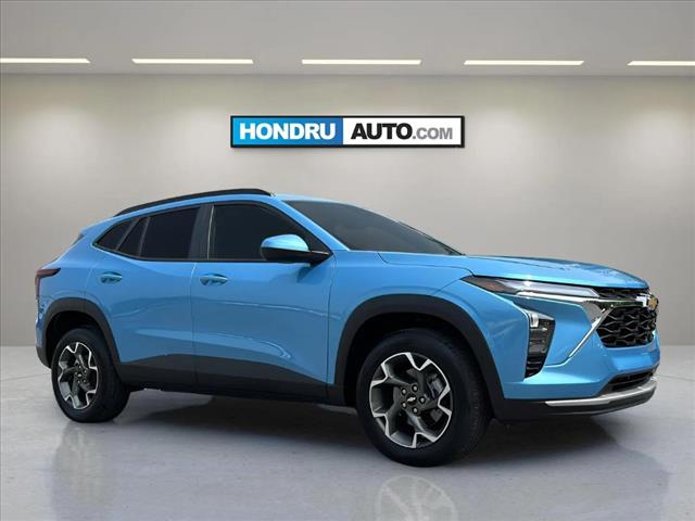 2025 Chevrolet Trax LT - Photo 2