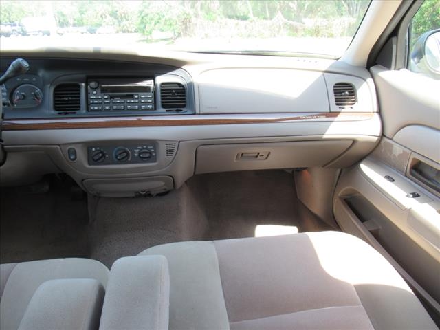 2004 Ford Crown Victoria Base