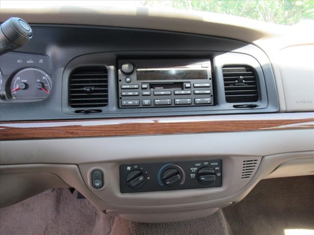 2004 Ford Crown Victoria Base