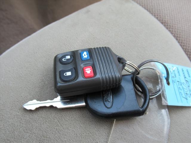 2004 Ford Crown Victoria Base