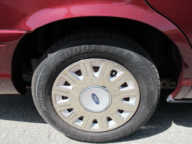 2004 Ford Crown Victoria Base