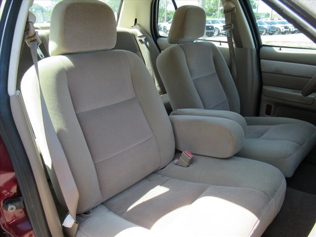 2004 Ford Crown Victoria Base