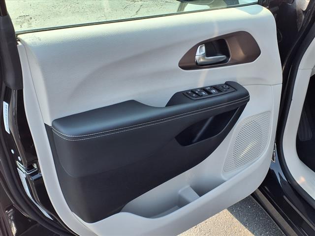 2024 Chrysler Voyager LX FWD