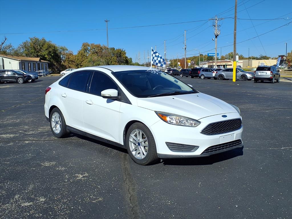2016 Ford Focus SE's photo