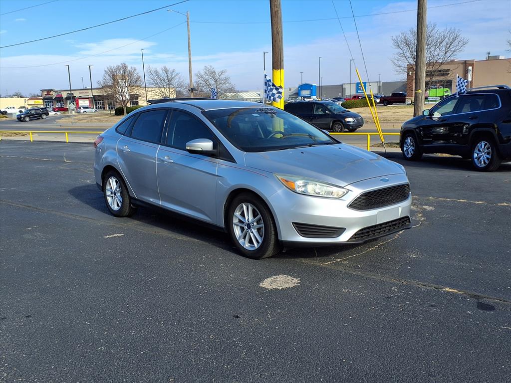 2016 Ford Focus SE's photo