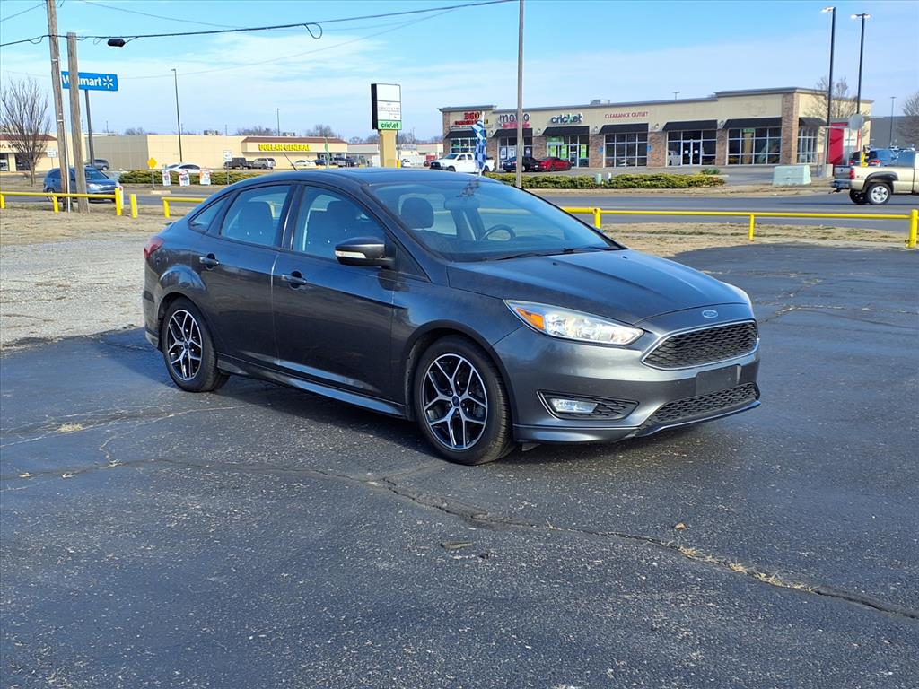 2016 Ford Focus SE's photo