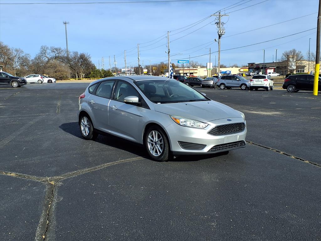 2016 Ford Focus SE's photo