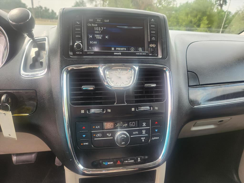 2016 Chrysler Town & Country Touring - Photo 7