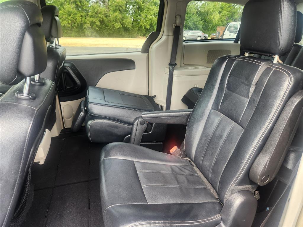 2016 Chrysler Town & Country Touring - Photo 8