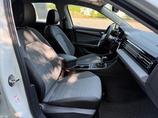 2025 Volkswagen Jetta SE - Photo 10