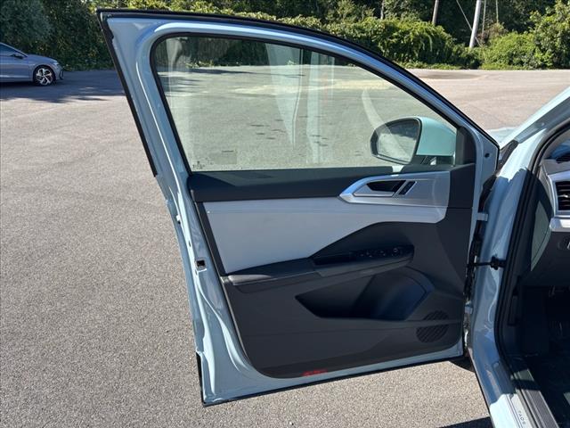 2025 Volkswagen Taos SE 4Motion - Photo 11