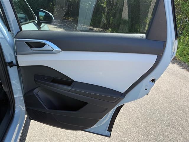 2025 Volkswagen Taos SE 4Motion - Photo 11