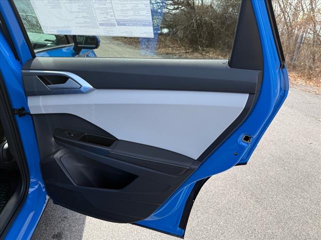 2025 Volkswagen Taos SE 4Motion - Photo 11