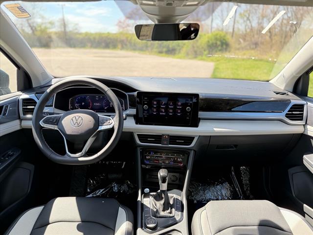 2025 Volkswagen Taos SEL 4Motion - Photo 14