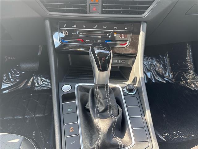 2025 Volkswagen Jetta SE - Photo 14