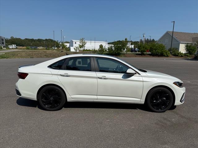 2025 Volkswagen Jetta SE - Photo 8