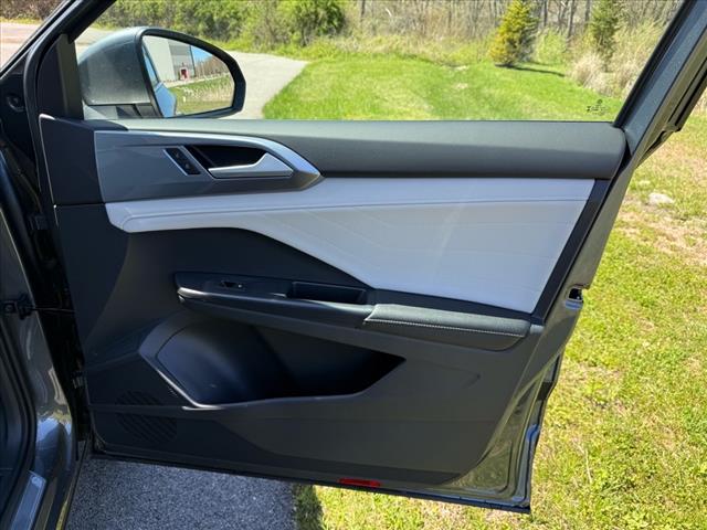 2025 Volkswagen Taos SEL 4Motion - Photo 9