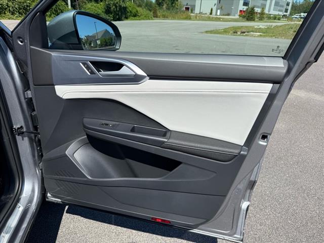 2025 Volkswagen Taos SE 4Motion - Photo 9