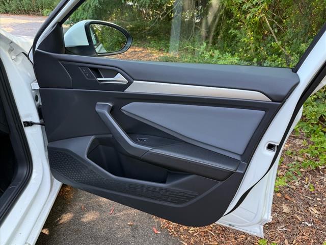 2025 Volkswagen Jetta SE - Photo 9